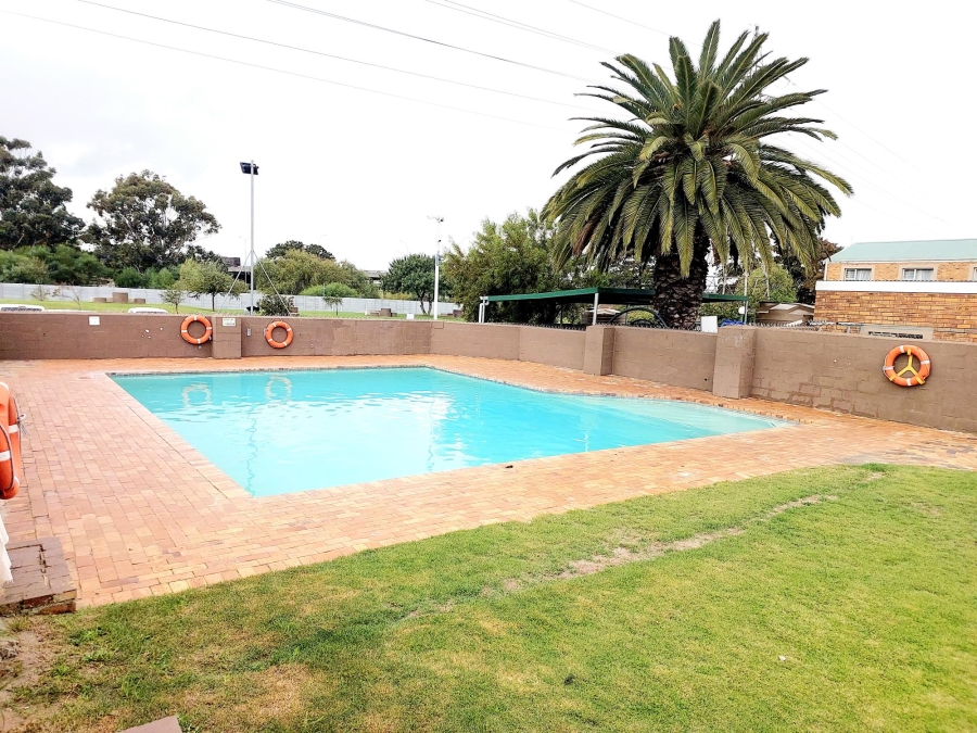 2 Bedroom Property for Sale in Oakglen Western Cape